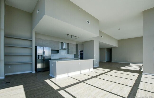 Building Photo - 2 Hbr Pt Rd S