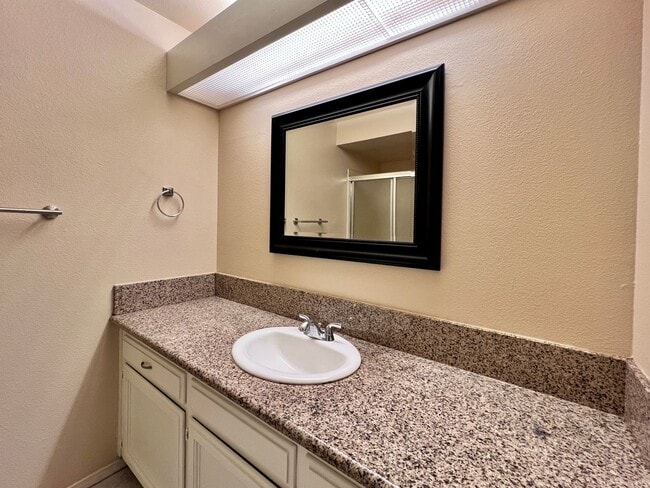 Building Photo - $1,595 Shields & Fowler, 3 Bedroom - E. Shields Ave #118, Fresno / Gated Community