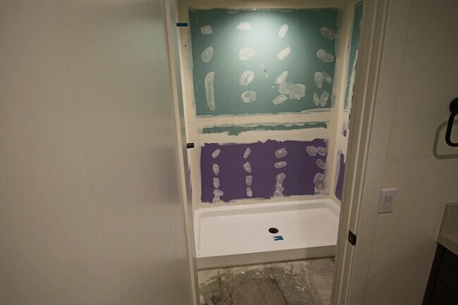 Building Photo - Completely Remodeled 3br Townhome in UTC