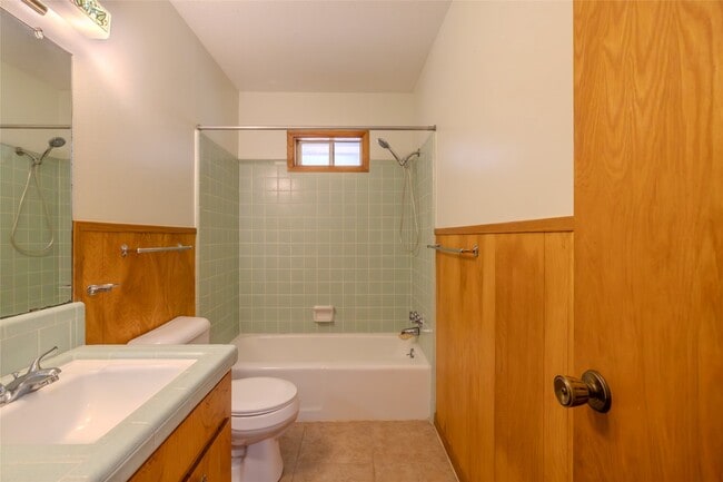 Building Photo - 2308 Hillcrest Dr