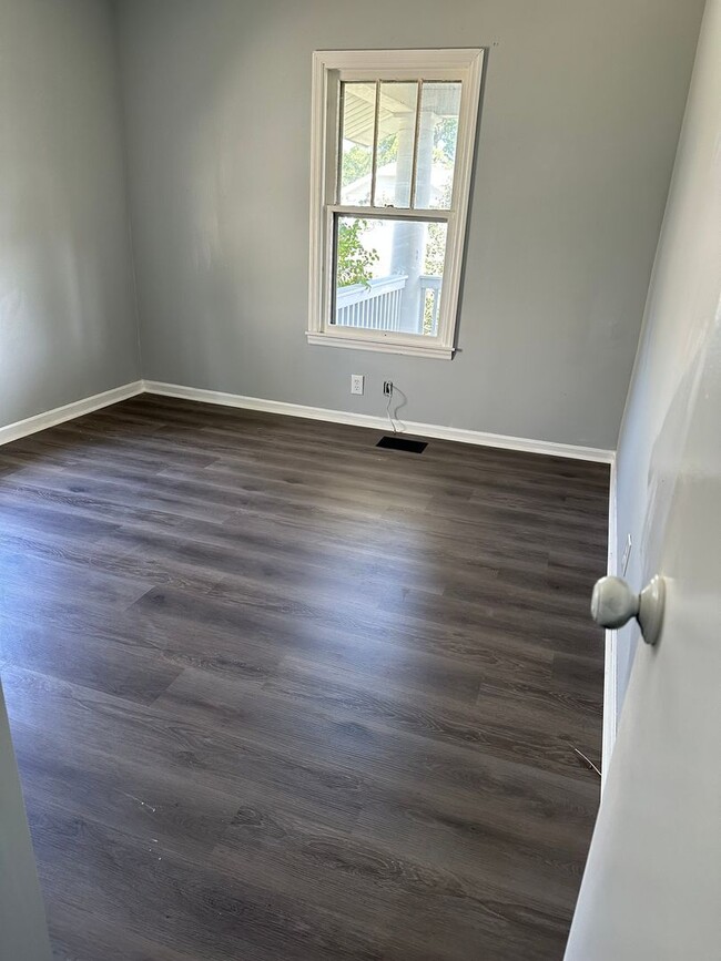 Building Photo - BEAUTIFUL 2 BEDROOM 1 BATH NEWLY REMODELED