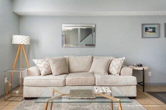 Building Photo - 106 NW Park St