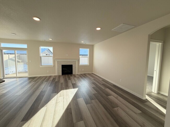 Building Photo - Brand New Hayden Home