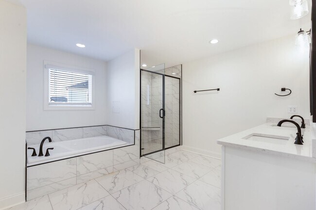 Building Photo - Maryville 37803 - 4 bedroom 3.5 bath - cal...