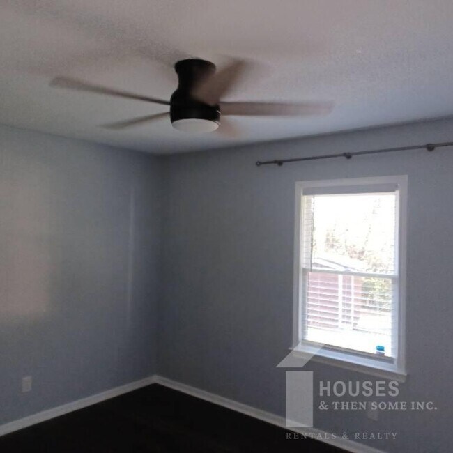 Building Photo - 14 Baggott St