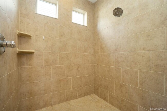 Building Photo - Spacious 4 Bedroom House in Green Valley R...