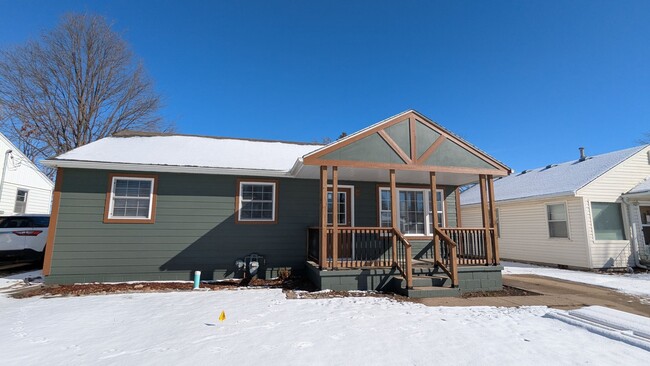 Primary Photo - 3-bed with fenced back yard and garage