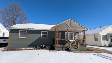 Building Photo - 3-bed with fenced back yard and garage