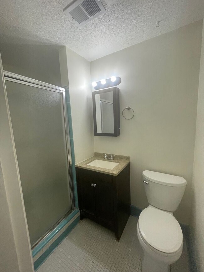 Building Photo - 3 Bed 2 Bath | Single Car Garage | Washer/Dryer Hookups | Central Air | Pet Friendly | Section 8 ...