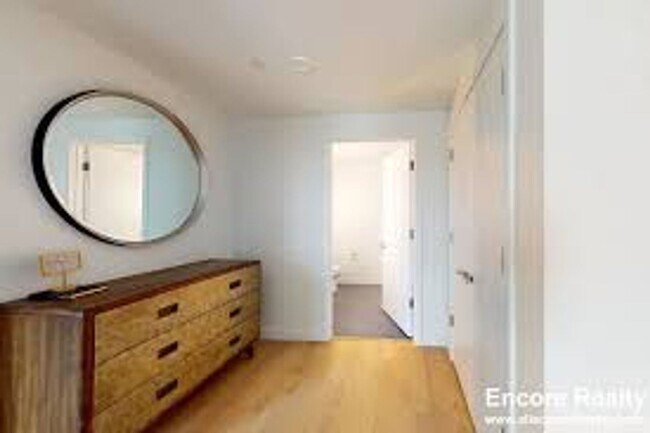 Building Photo - Luxury and Pet Friendly 2 bed 2 Bath in Convenient Location