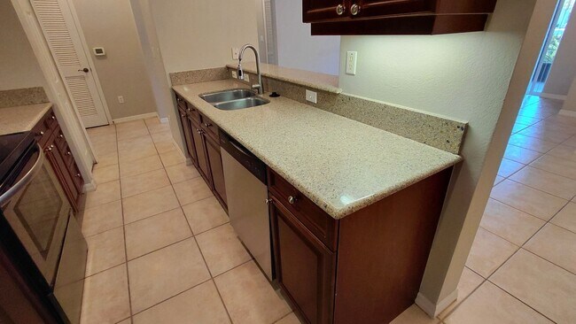 Building Photo - 3 Bedroom, 2 Bath Condo in Lakeside at Lakes of Windermere