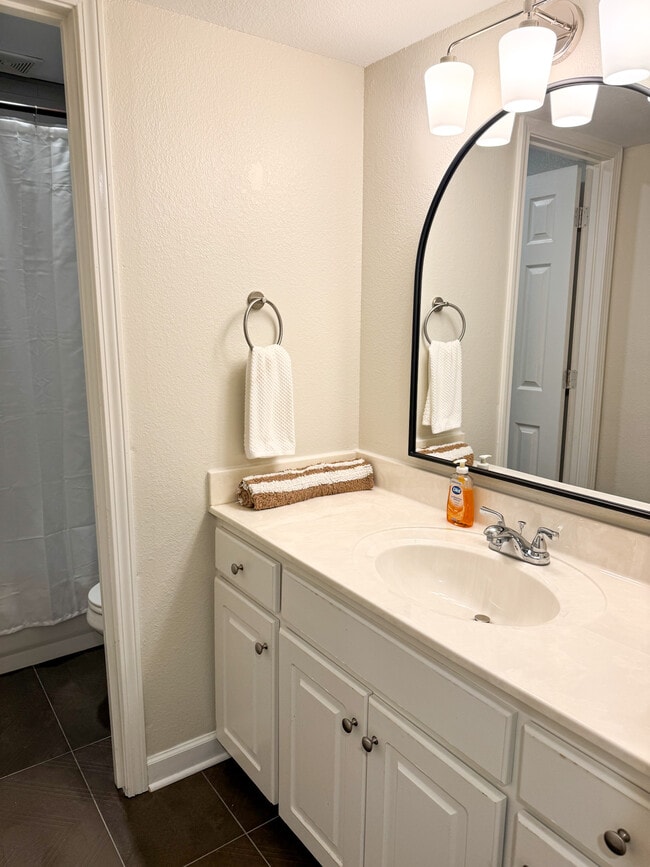 Building Photo - 807 Park Lane