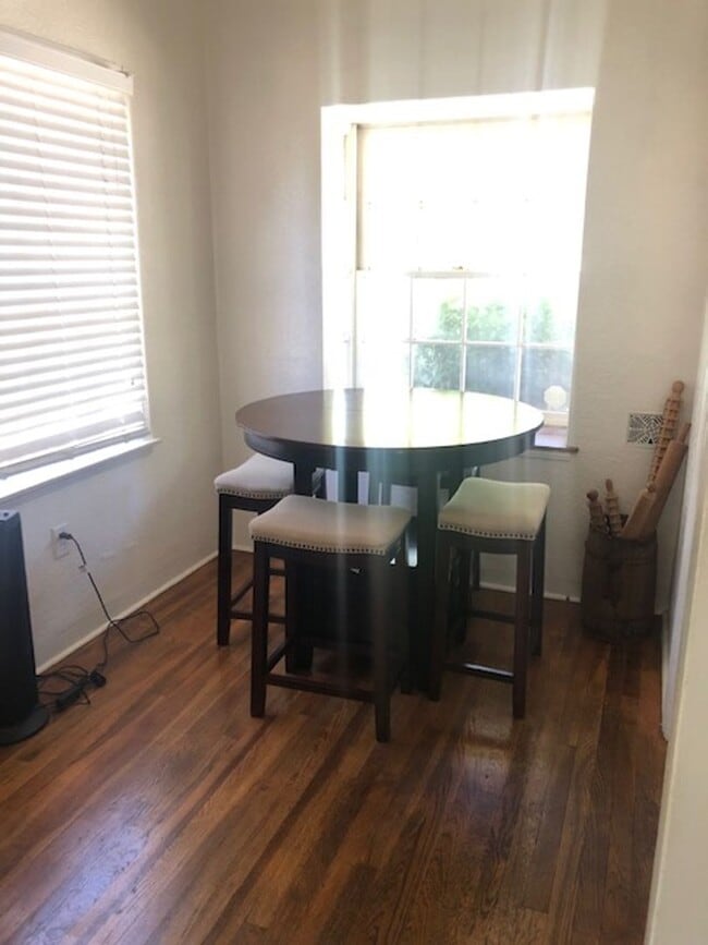 Building Photo - 2-Bed, 1-Bath Bungalow
