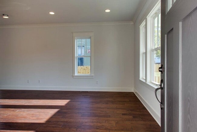 Building Photo - 2 Bedroom, 2.5 Bath Home in East Nashville