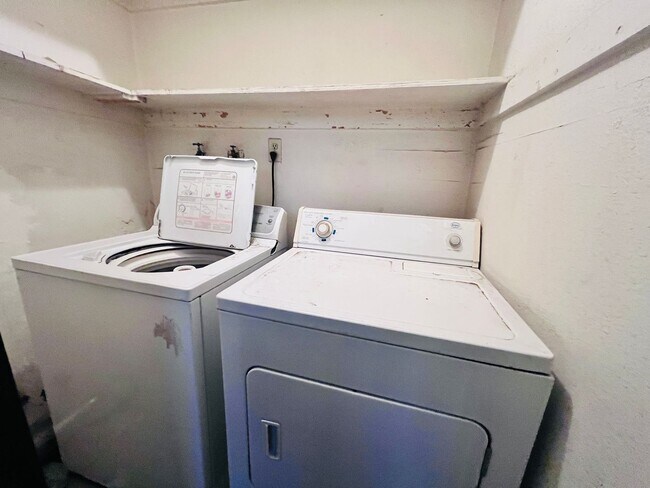 Building Photo - 5048 Spencer St