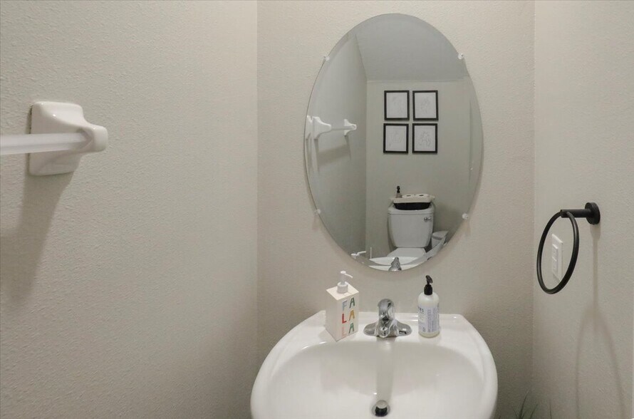 Building Photo - 1595 Cassius St