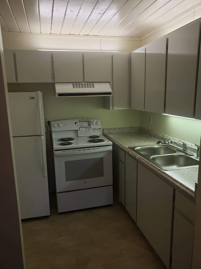 Building Photo - Move in Ready 1 Bed/1Bath in Clearwood with detached 2 car garage!