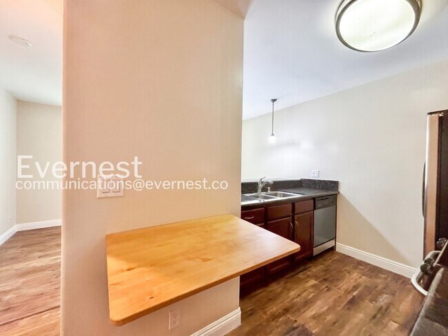 Building Photo - 1 Bed/1 Bath Condo with Modern Amenities / Pet-Friendly / Vouchers Accepted / Available Now!