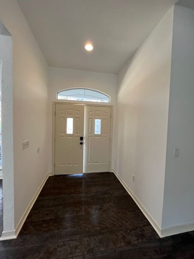 Building Photo - Beautiful and completely Renovated 3/2 fen...