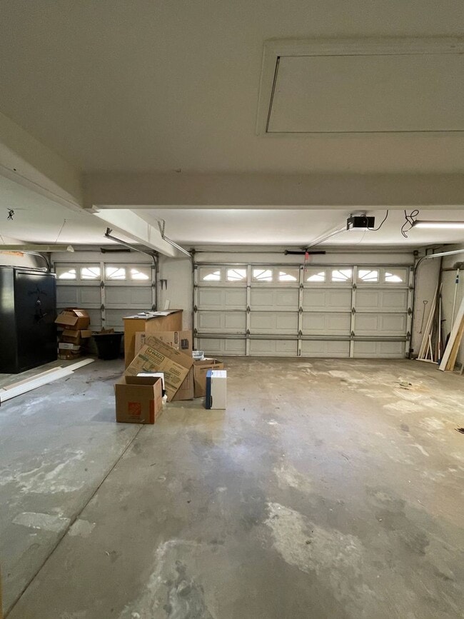 Building Photo - NEWLY LISTED & READY TO DAZZLE!