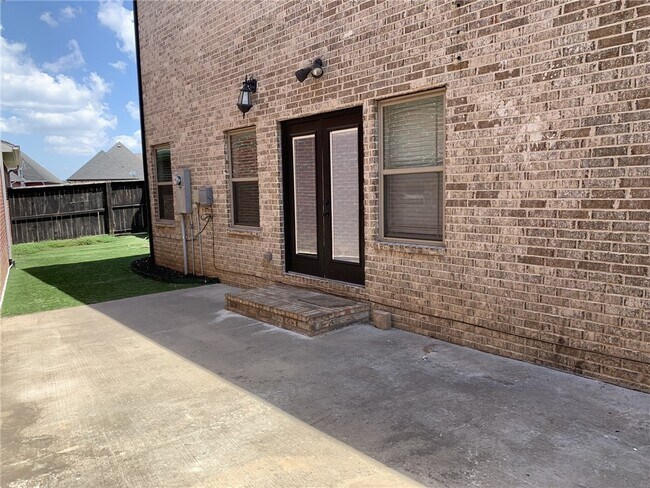 Building Photo - 547 N Salem Rd