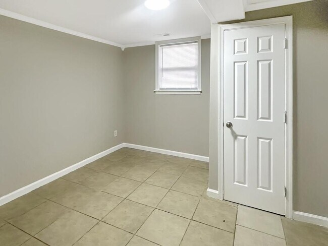 Building Photo - 120 Eastway Ln