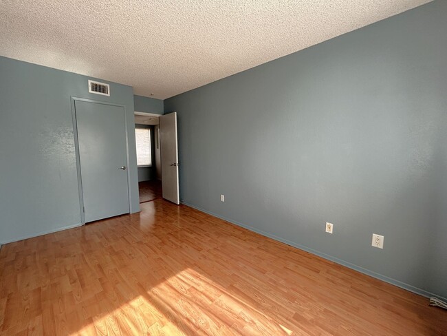 Building Photo - 1924 Hawaii St