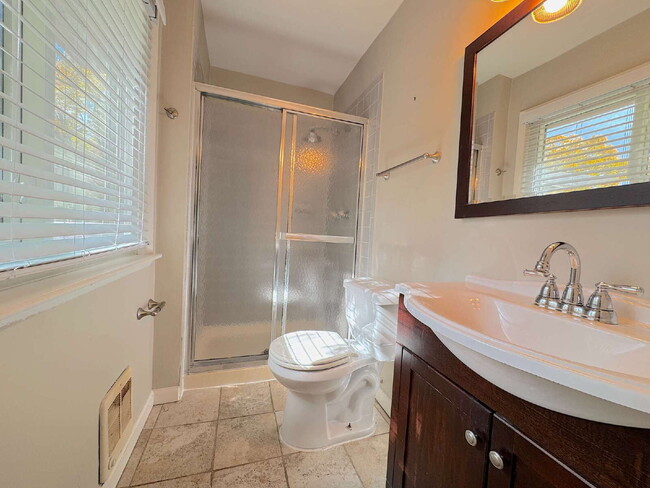 Building Photo - Charming Fairfax Townhome in a Prime Location