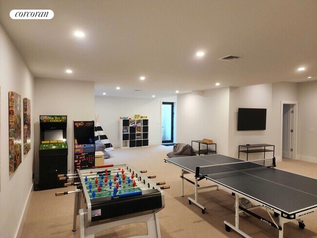 Building Photo - 24 Hedges Ln