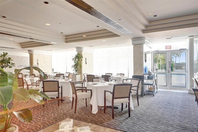 Building Photo - 10101 Collins Ave