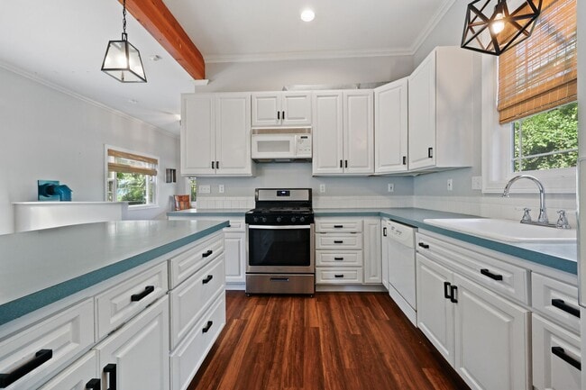 Building Photo - 2720 Sq. Ft. Character Home in downtown Ol...