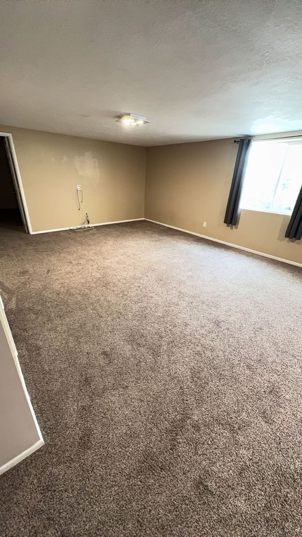 Building Photo - COTTONWOOD HEIGHTS 4 bed 3 bath family home