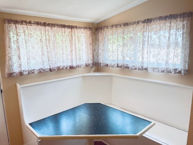 Building Photo - Charming 2-Bedroom in Candler with Large Y...