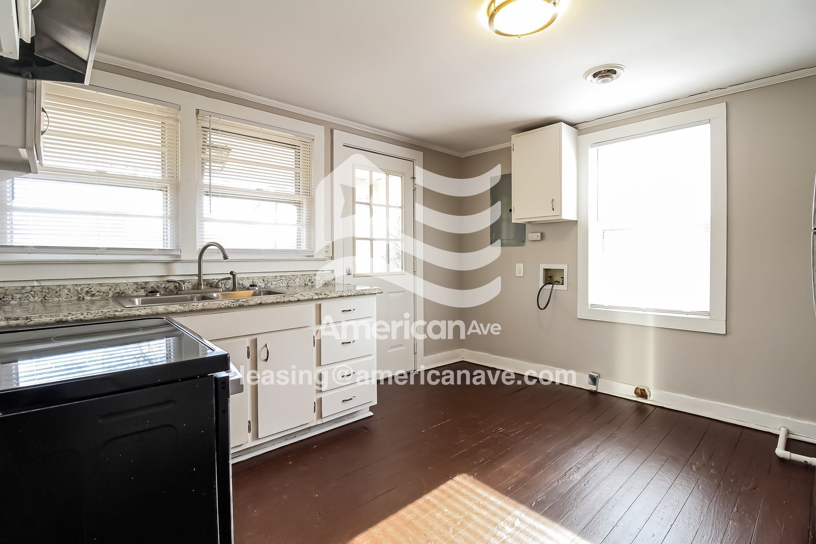 Building Photo - 202 Oak St