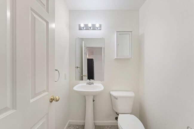 Building Photo - Spacious DuPont Home with A/C, Bonus Loft, Large Patio & Fully Fenced Yard!