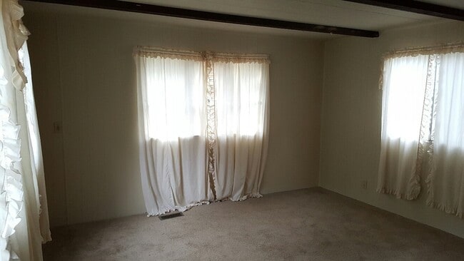 Building Photo - Standalone Unit in SW Bend