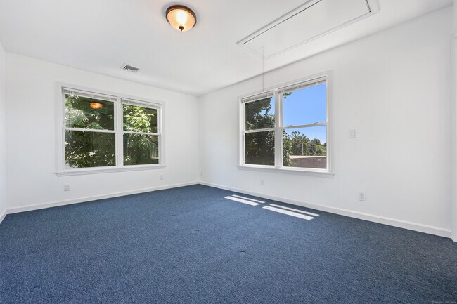 Building Photo - 611 Kings Hwy W