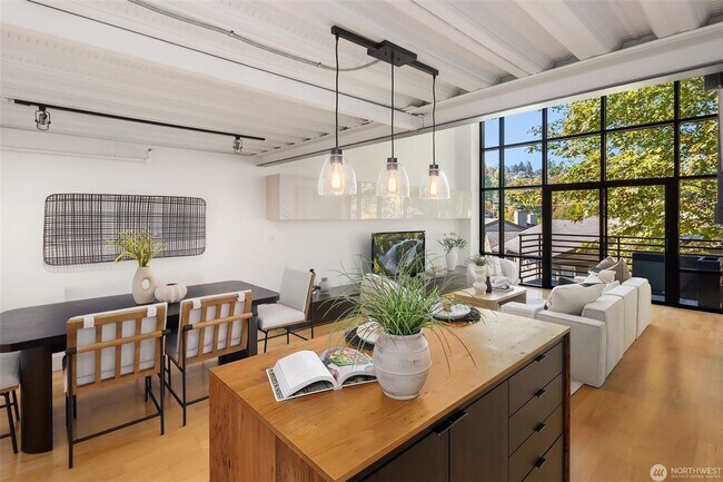 Building Photo - 1Bd/1.5Ba Seattle Condo