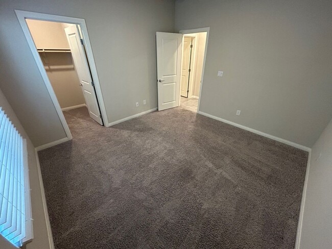 Building Photo - Gorgeous two-story home with 5 bedrooms and 3 bathrooms in a gated community