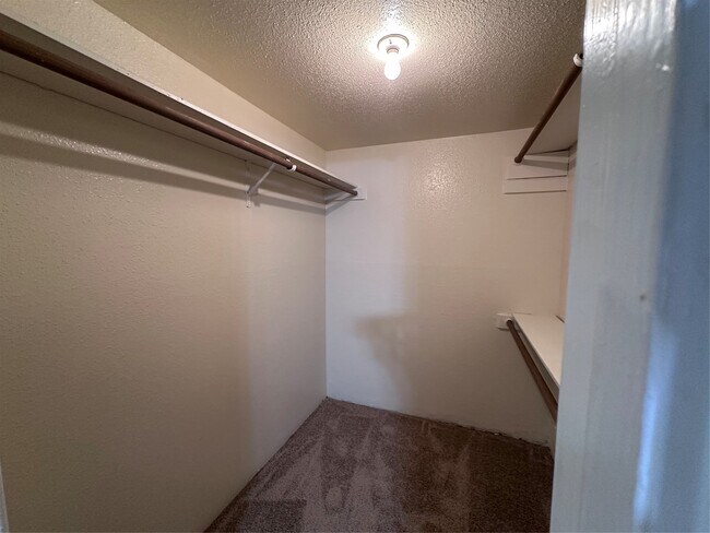 Building Photo - 9797 Leawood Blvd