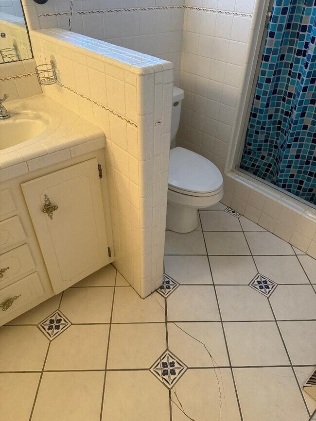 Building Photo - Large Vintage Home Available