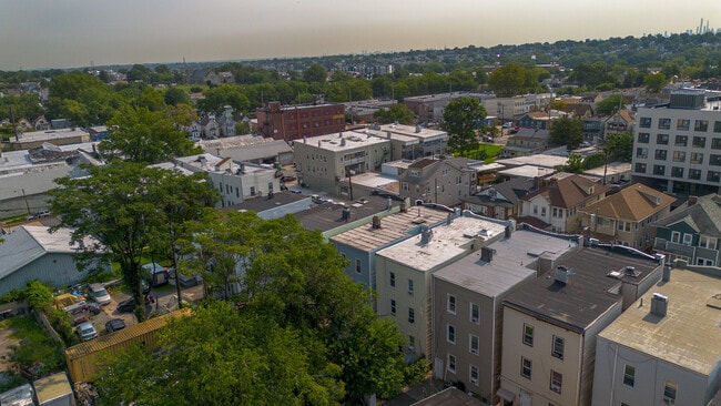 Building Photo - 422 Woodside Ave