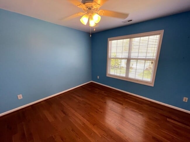 Building Photo - Amazing Hillsborough Home!