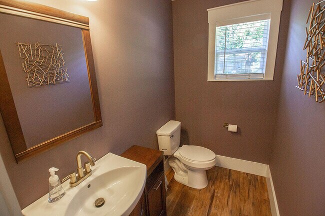 Building Photo - 3104 Oak Lawn Dr