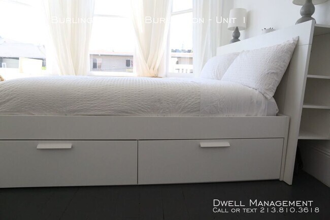 Building Photo - Beautiful Studio Apartment with Kitchenette