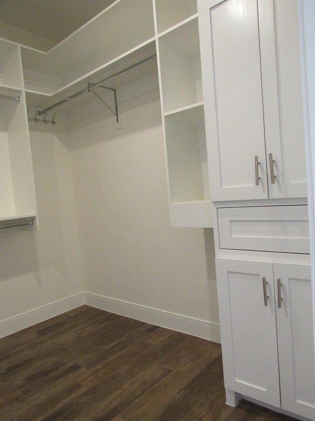 Building Photo - 2419 Messi St