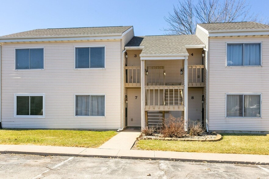 32 Coventry Ln Apt # 3 Entry - 32 Coventry Ln