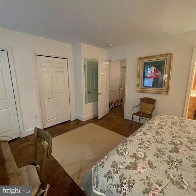 Building Photo - Wesley Heights Beautiful Fully Furnished 2 Bed, Two and a Half Bath