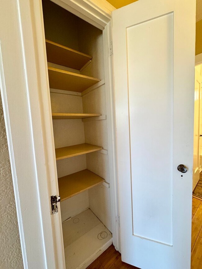 Building Photo - Charming Upgraded 2 Bedroom Cottage w/Cent...