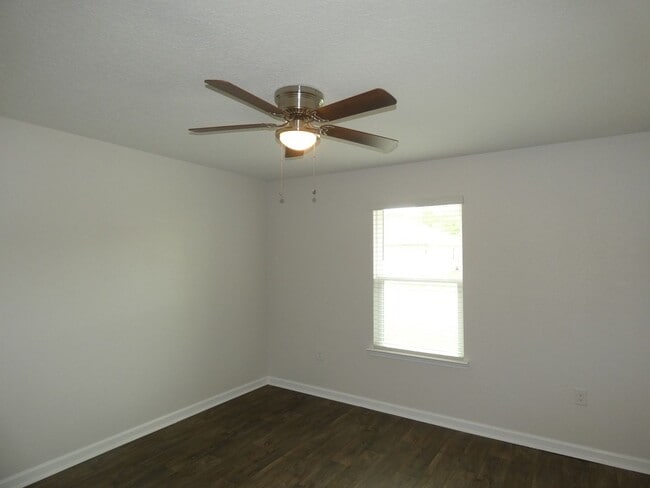 Building Photo - 3 Bed/2 Bath - Modern Upgrades